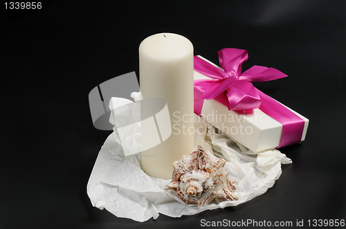 Image of Gift box with ribbon.