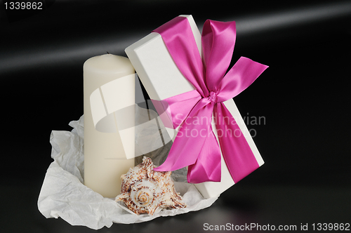 Image of Gift box with ribbon.