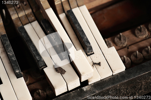 Image of broken piano keyboard