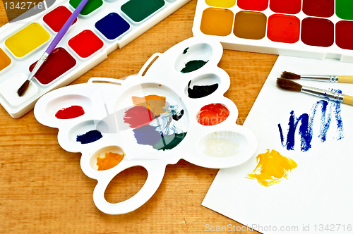 Image of Paint palette and on the board