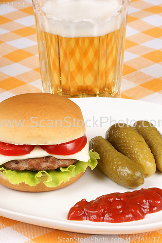 Image of Mini cheese burger, beer and pickles