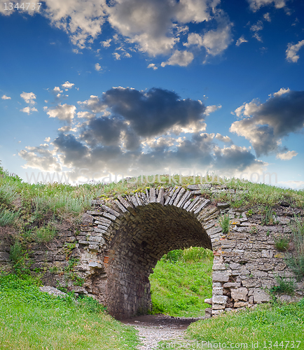 Image of ruins of an ancient arch