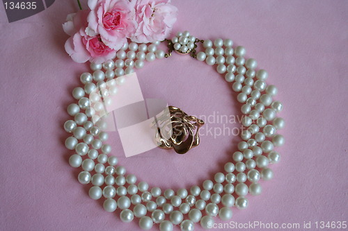 Image of Necklace in white with beautiful buckle