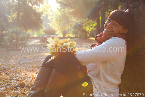 Image of pretty woman in the autumn park 