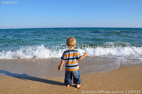 Image of Kid and sea
