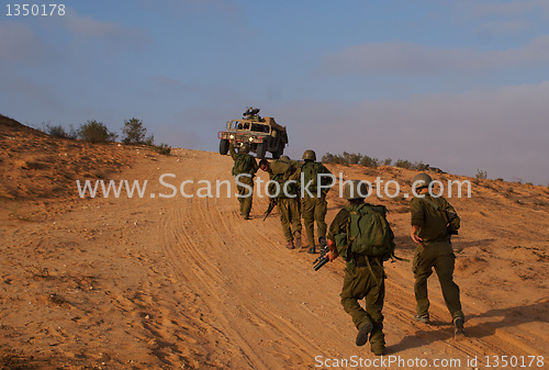 Image of Israeli soldiers excersice in a desert