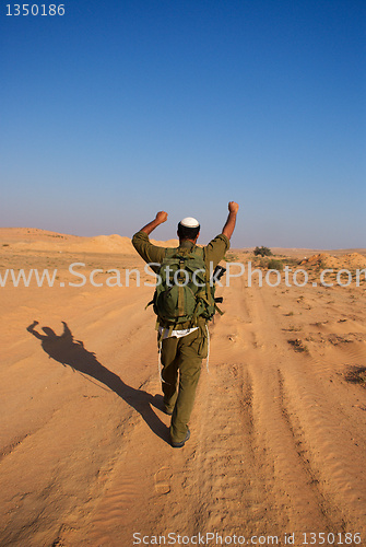 Image of Israeli soldiers excersice in a desert