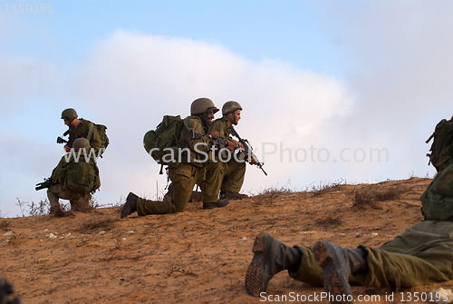 Image of Israeli soldiers excersice in a desert