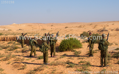 Image of Israeli soldiers excersice in a desert