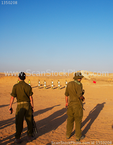 Image of Israeli soldiers excersice in a desert