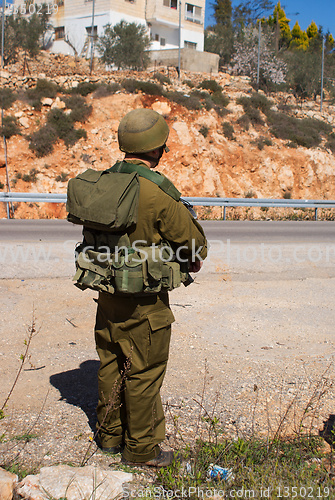 Image of Israeli soldiers patrol in palestinian village