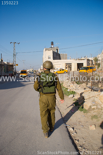 Image of Israeli soldiers patrol in palestinian village