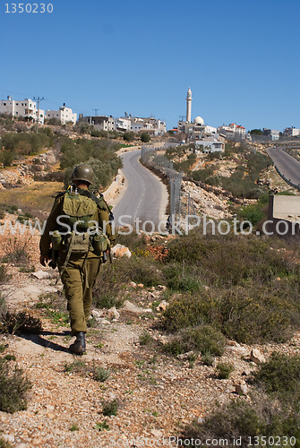 Image of Israeli soldiers patrol in palestinian village