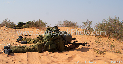 Image of Israeli soldiers excersice in a desert