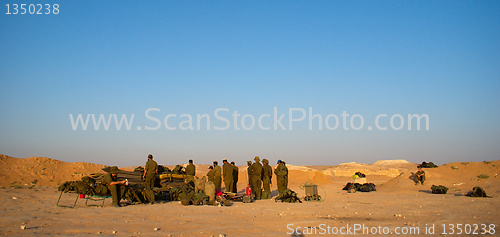 Image of Israeli soldiers excersice in a desert