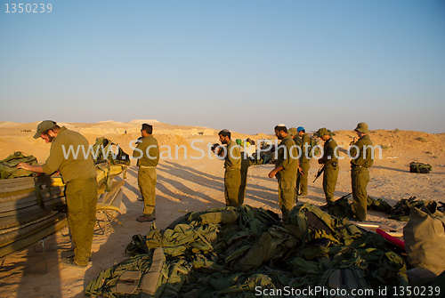 Image of Israeli soldiers excersice in a desert