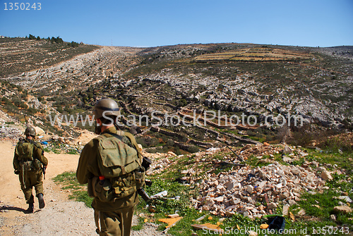 Image of Israeli soldiers patrol in palestinian village