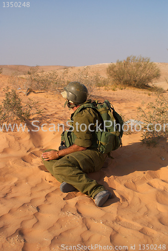 Image of Israeli soldiers excersice in a desert