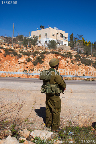 Image of Israeli soldiers patrol in palestinian village