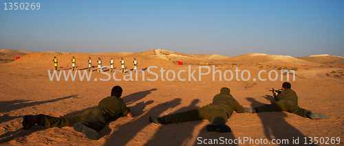 Image of Israeli soldiers excersice in a desert