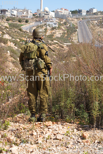 Image of Israeli soldiers patrol in palestinian village