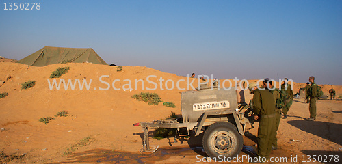 Image of Israeli soldiers excersice in a desert