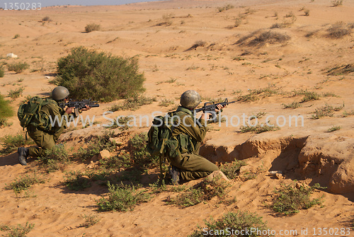 Image of Israeli soldiers excersice in a desert