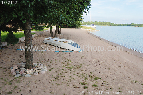 Image of white boat on the beach