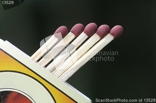 Image of Matchbox with 5 matches