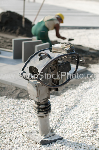 Image of A worker puts exterior tiles 
