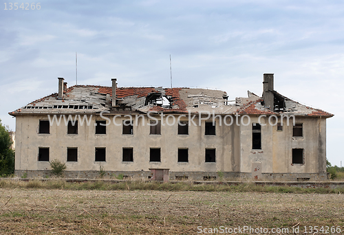 Image of Old building with destroyed roof.