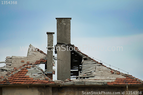 Image of Old building with destroyed roof.