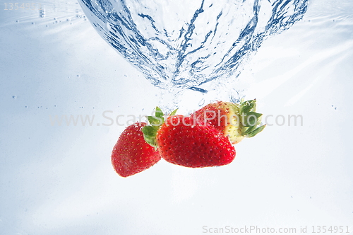 Image of strawbarry fruit in water