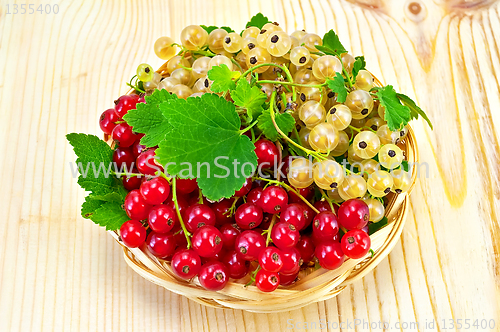 Image of White and red currants on a plate