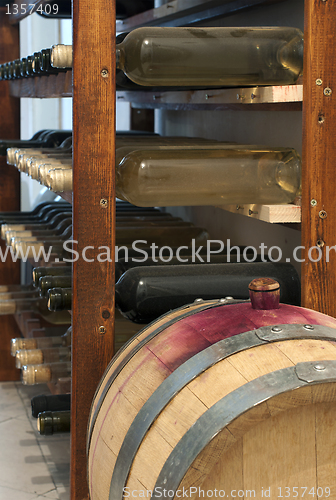 Image of A little wine barrel and bottles wine