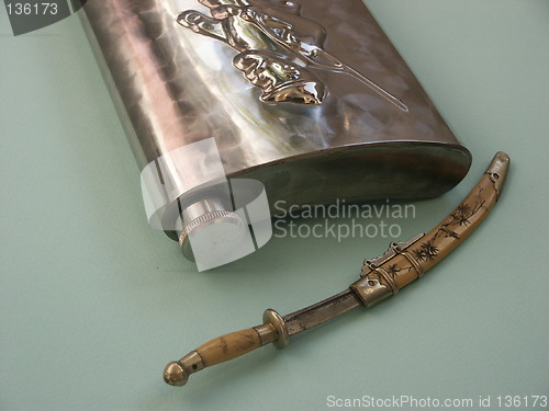 Image of flask for water and the Chinese knife