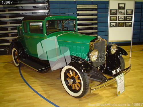 Image of old-fashioned car