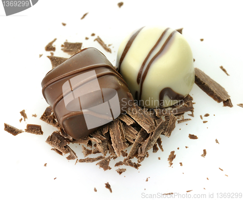 Image of white and dark chocolate candies 