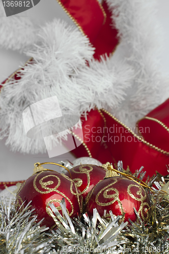 Image of Christmas motifs with balls and chains