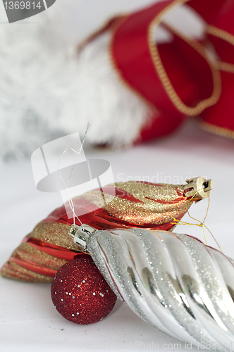 Image of Christmas motifs with balls and chains