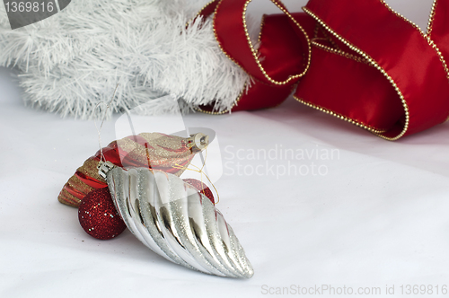 Image of Christmas motifs with balls and chains
