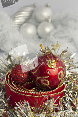 Image of Christmas motifs with balls and chains