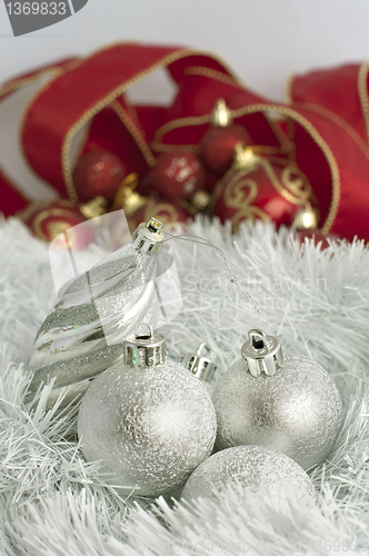 Image of Christmas motifs with balls and chains