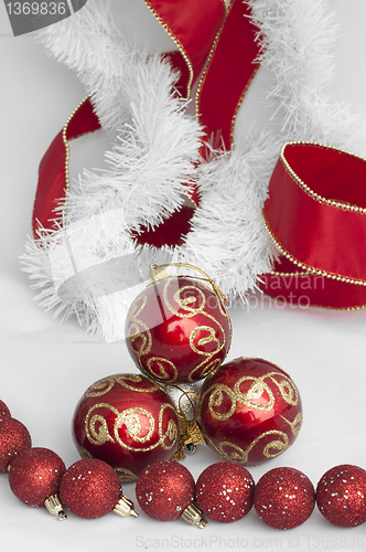 Image of Christmas motifs with balls and chains