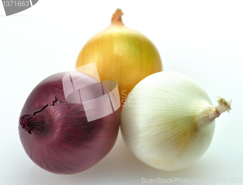 Image of red, yellow and white onions