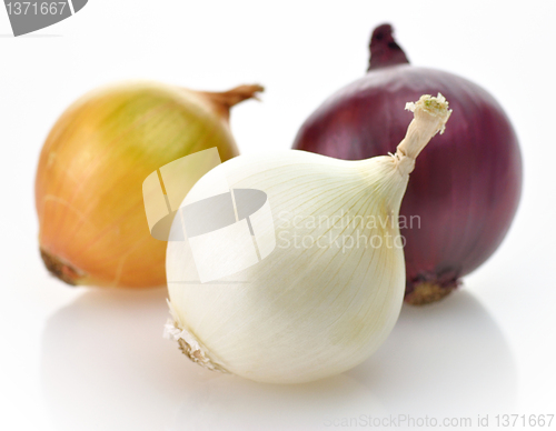 Image of red, yellow and white onions