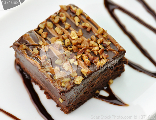 Image of brownie with chocolate sauce