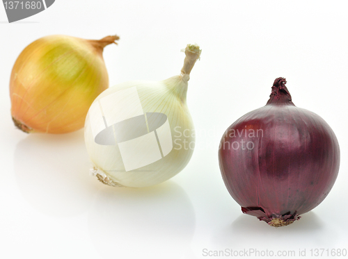 Image of red, yellow and white onions