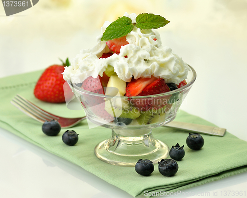 Image of fruit salad with cream 