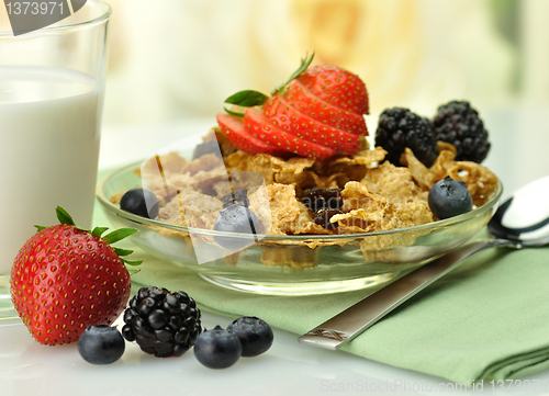 Image of healthy breakfast with bran and raisin cereal 
